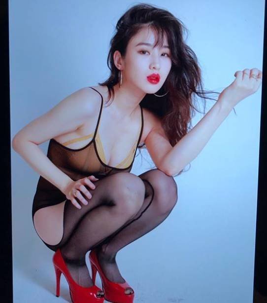 맥심 모델 출신' 김우현, 시선강탈 검정 스타킹 '대놓고 과감' : 네이트뉴스